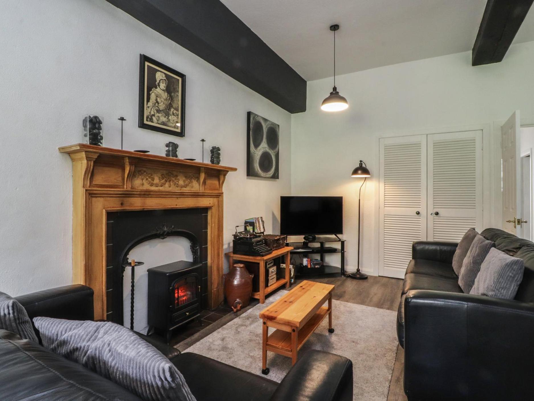 2 Riverside Walk * Airton